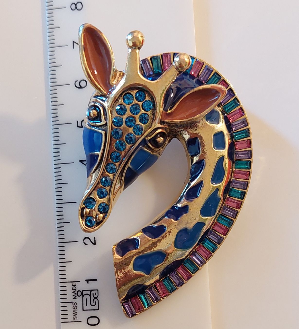 Spille & Fermagli: Brosche Giraffe goldfarben mit blauem und buntem Strass – Nuovo (secondo la descrizione) da Oberwil BL venduto da Hunajakakku 8