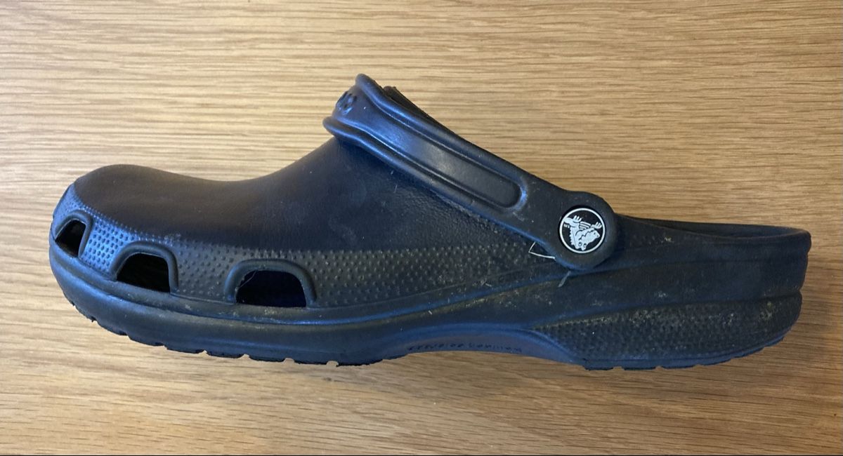 Crocs Chaussures hommes: Crocs schwarz, gr. M12 (46/47) – D'occasion à St.Gallenkappel par apopka 2