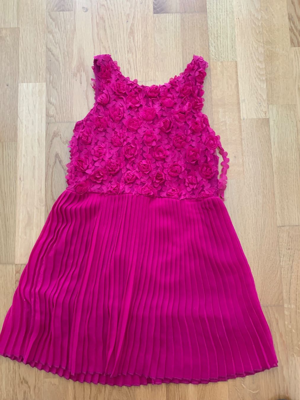 Kleider & Röcke: Schönes Mädchen Kleid 122-128 – Gebraucht aus Ostermundigen von des_t9vv