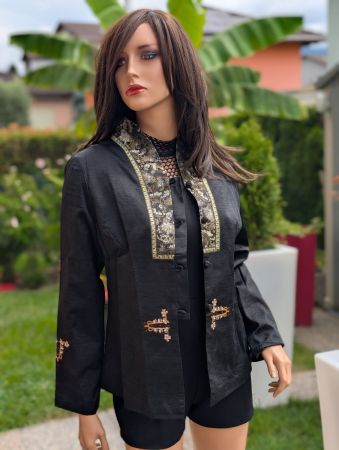 Schwarze Jacke, Gr. M, mit Stickereien – Herbst Angebot!