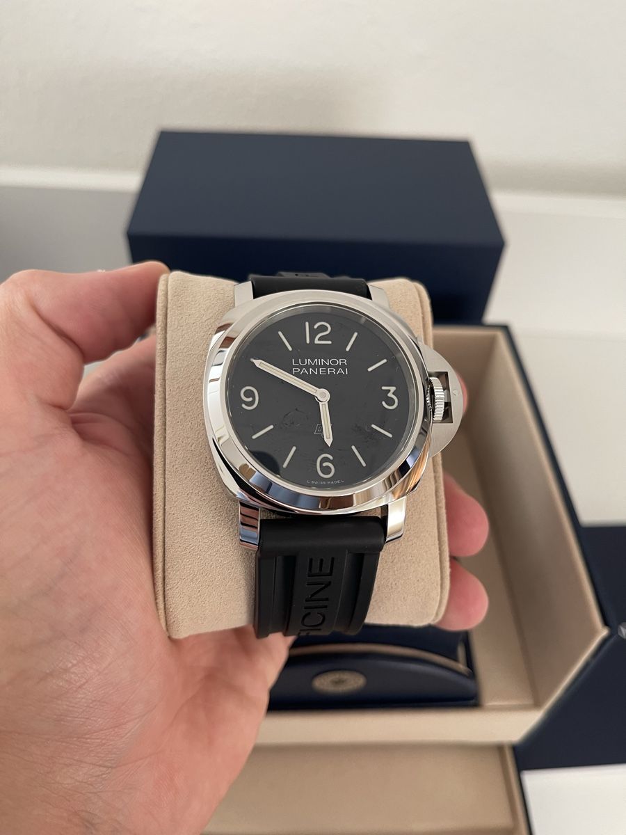 Panerai Uhren: Panerai Luminor Base Logo – Neu und originalverpackt aus Cheyres von Helvetic-Watches 2