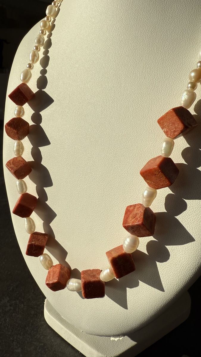 Colliers: Collier perles et corail ! Élégant, parfait ✨ – D'occasion à Nyon par stylevintage79 1