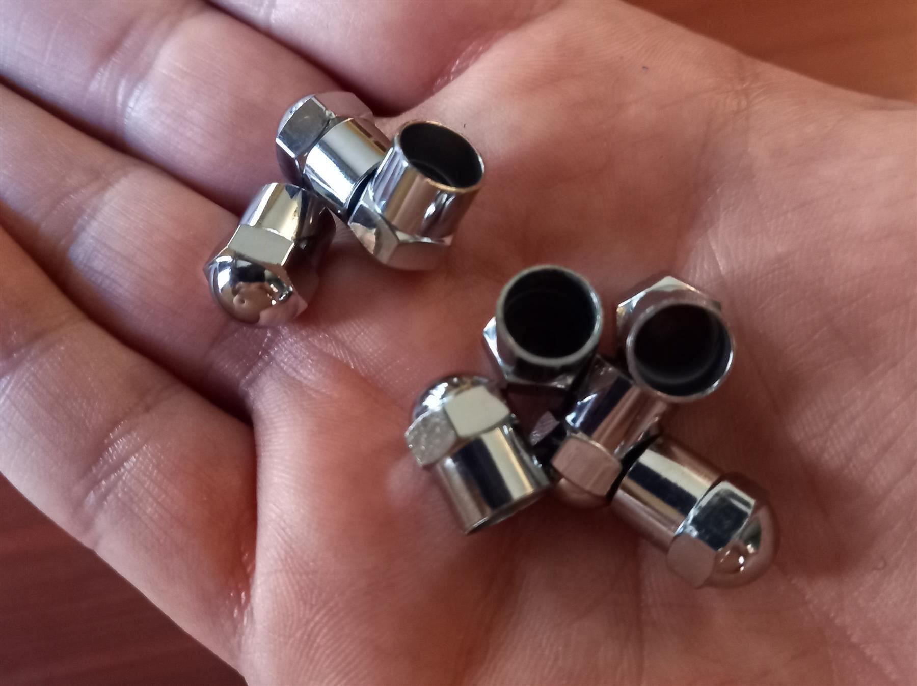 Apribottiglie & Tappi per chiusura: Reifenstopfen verchromt Motorrad Auto - Bouchons chromé – Nuovo (secondo la descrizione) da Bremblens venduto da UNSTOCK 1