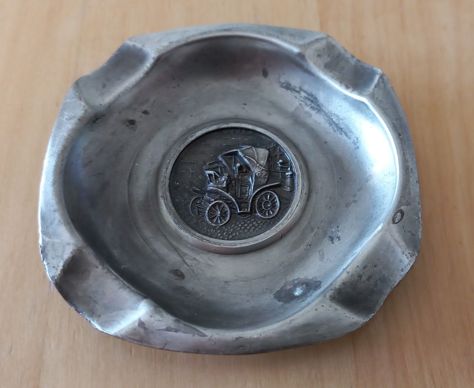 Aschenbecher: Cendrier en argent avec auto / Aschenbecher Silber mit Auto – Gebraucht aus Porrentruy von Baggionoha19