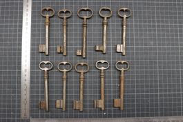 Lot mit 10 antiken Schlüsseln