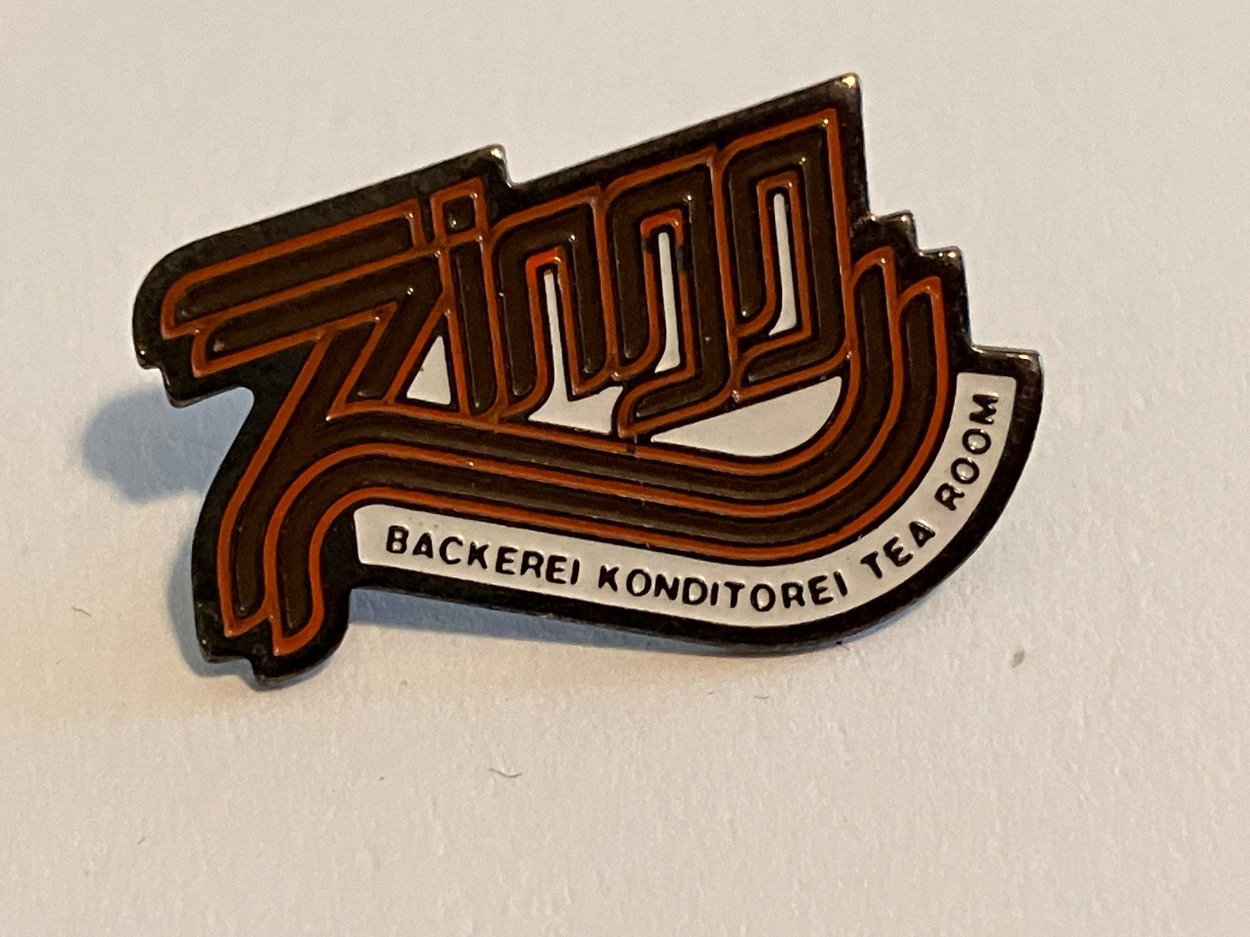 Plaquettes & Badges: 1 Pin Zingg Bäckerei Konditorei – D'occasion à Basel par djwwpp