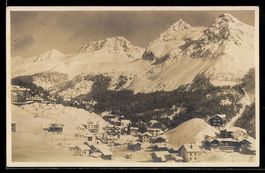 AK Arosa, Ortsansicht mit verschneiten Bergen