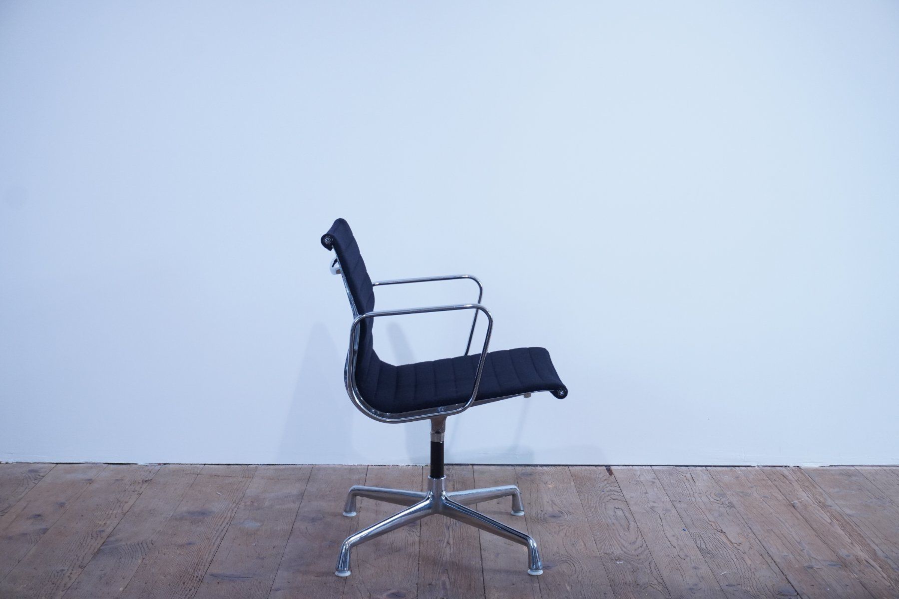 Vitra Sedie: Vitra Eames Alu Chair EA107 Hopsak nero – Usato da Bad Zurzach venduto da QLASSIQ 1