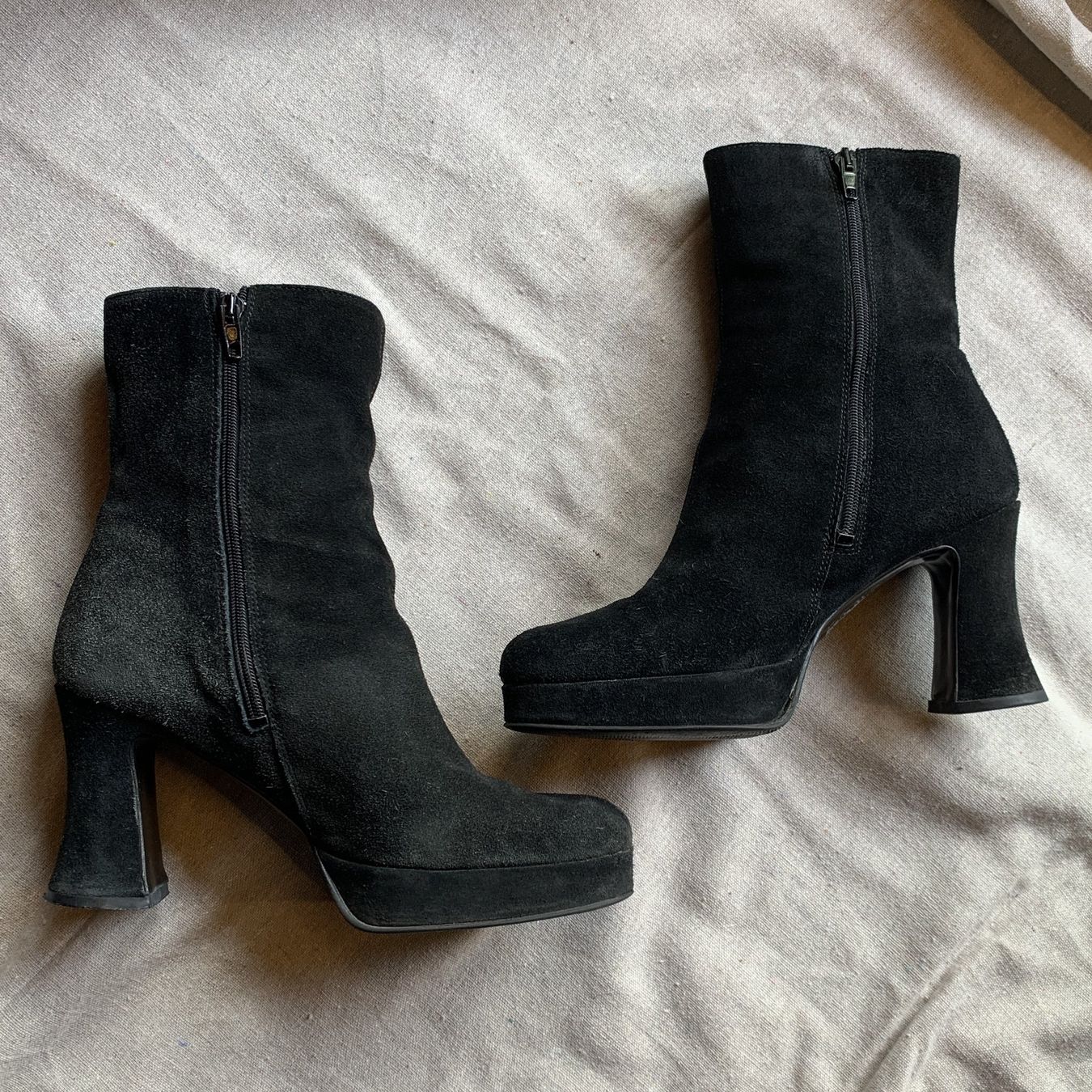 Scarpe da donna: Schwarze Stiefeletten aus echtem Leder mit Absatz – Usato da Chalais venduto da Decoarts.art 2