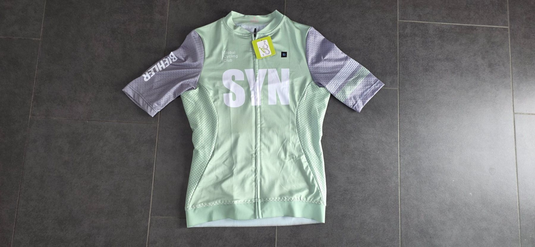 Canottiere & Pantaloni: Velotrikot SYN grün/grau, Gr. S – Nuovo e nell'imballaggio originale da Wittenbach venduto da Hase113