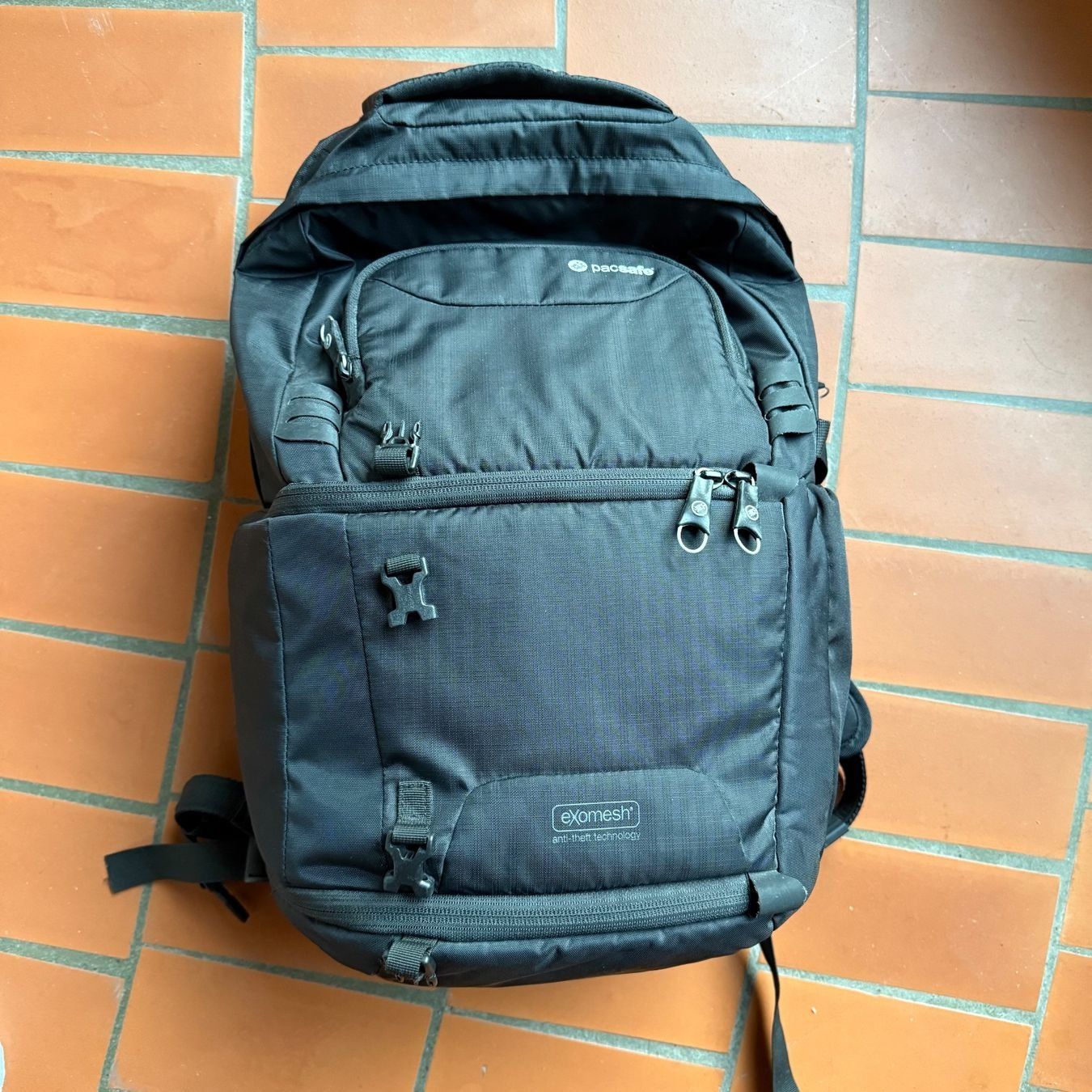 Pacsafe Zaini: Fotorucksack Pacsafe Camsafe V25 – Usato da Cugnasco venduto da malbeats 1