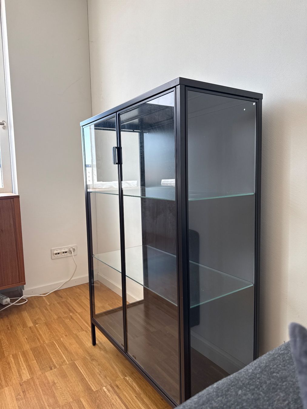 Vitrine Glas Metall Schwarz gut erhalten