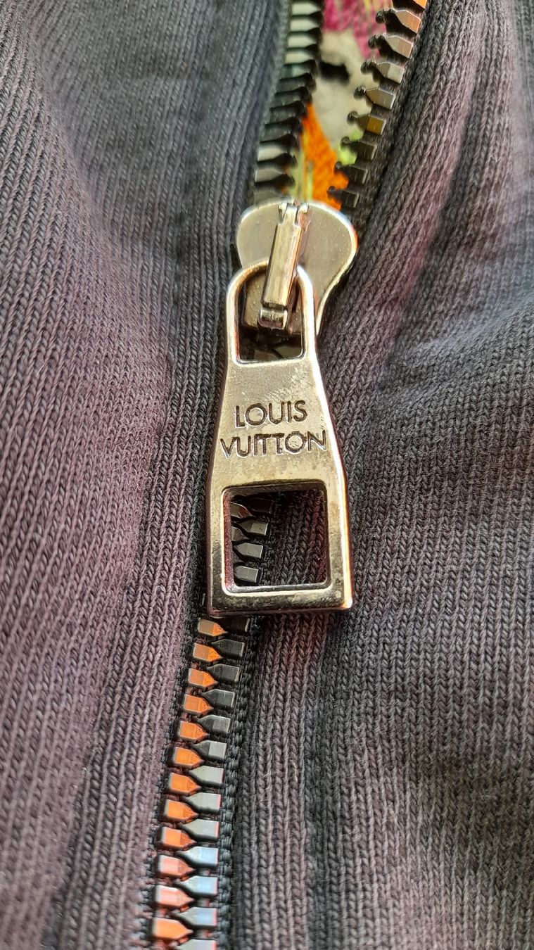 Louis Vuitton Giacche: Sweat à capuche Louis Vuitton zippé multicolore logo brodé – Usato da st.gallen venduto da The_Rag_Picker. 5