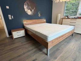 Doppelbett in Holz mit zwei Nachtischen und Sideboard