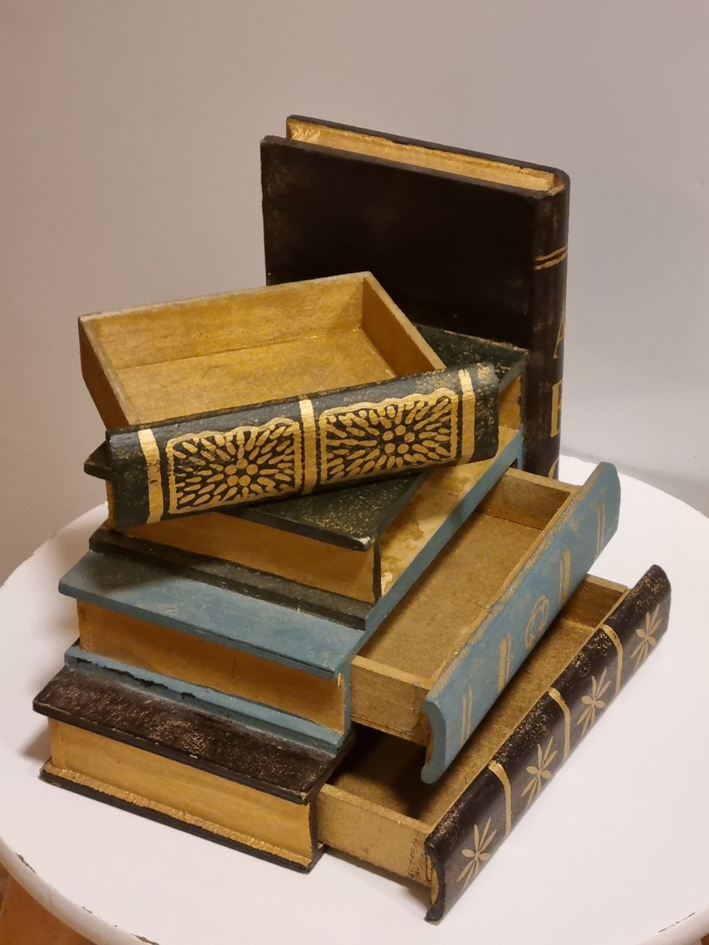Altro in Decorazioni & Accessori: Buchstützen mit Geheimfächern Bücher-Optik – Usato da Scharnachtal venduto da devin03 1
