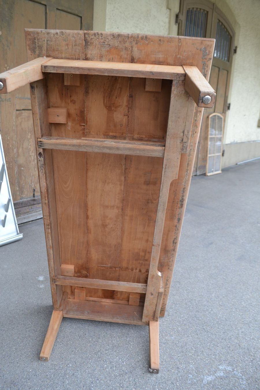 Tavoli: Antiker Couchtisch mit Schublade – Usato da Wil SG venduto da Athi 8