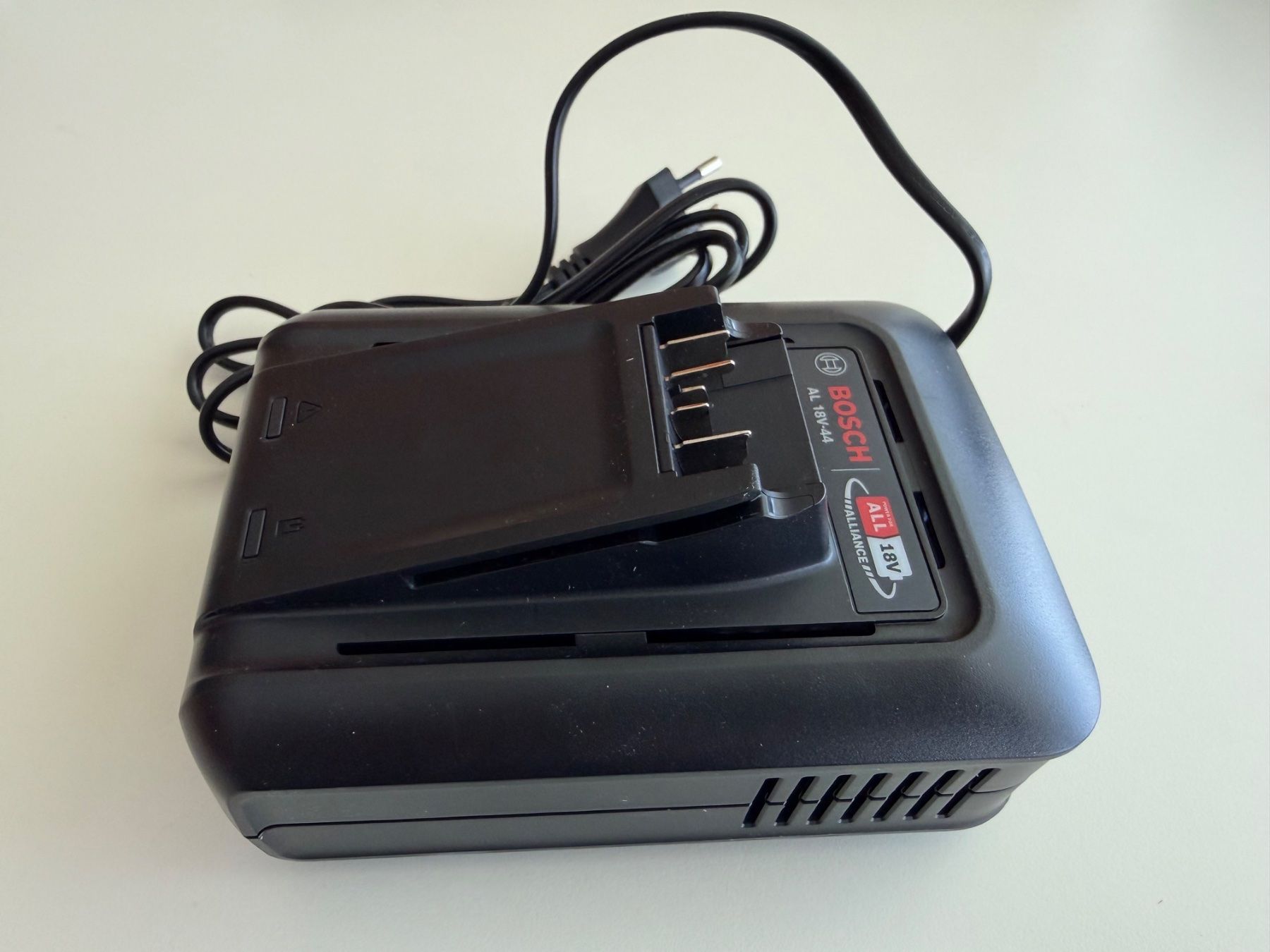 Bosch Caricatori & Batterie: Bosch chargeur de batterie AL 18V-44 – Nuovo (secondo la descrizione) da St-Gingolph venduto da GoldenKeys 1