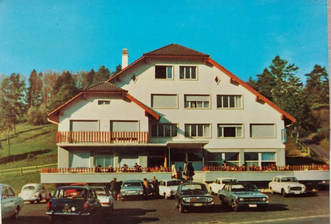 Cartoline postali: LES   RANGIERS (JU)   -   Hôtel -  divers oldtimer – Usato da Delémont venduto da Domdom1