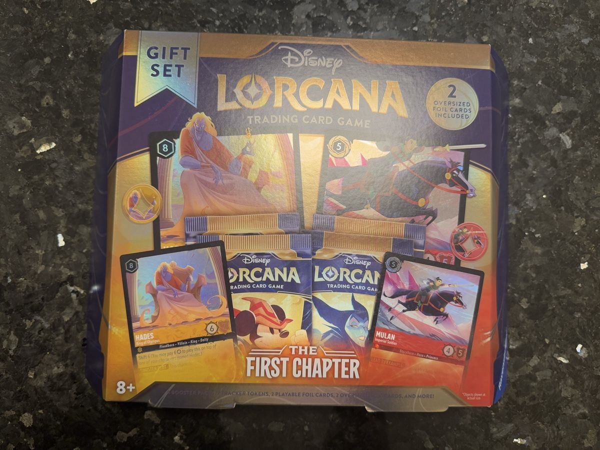 Disney Carte collezionabili: Disney Lorcana TCG The First Chapter Gift Set Sealed – Nuovo e nell'imballaggio originale da Emmenbrücke venduto da paj_q8wx