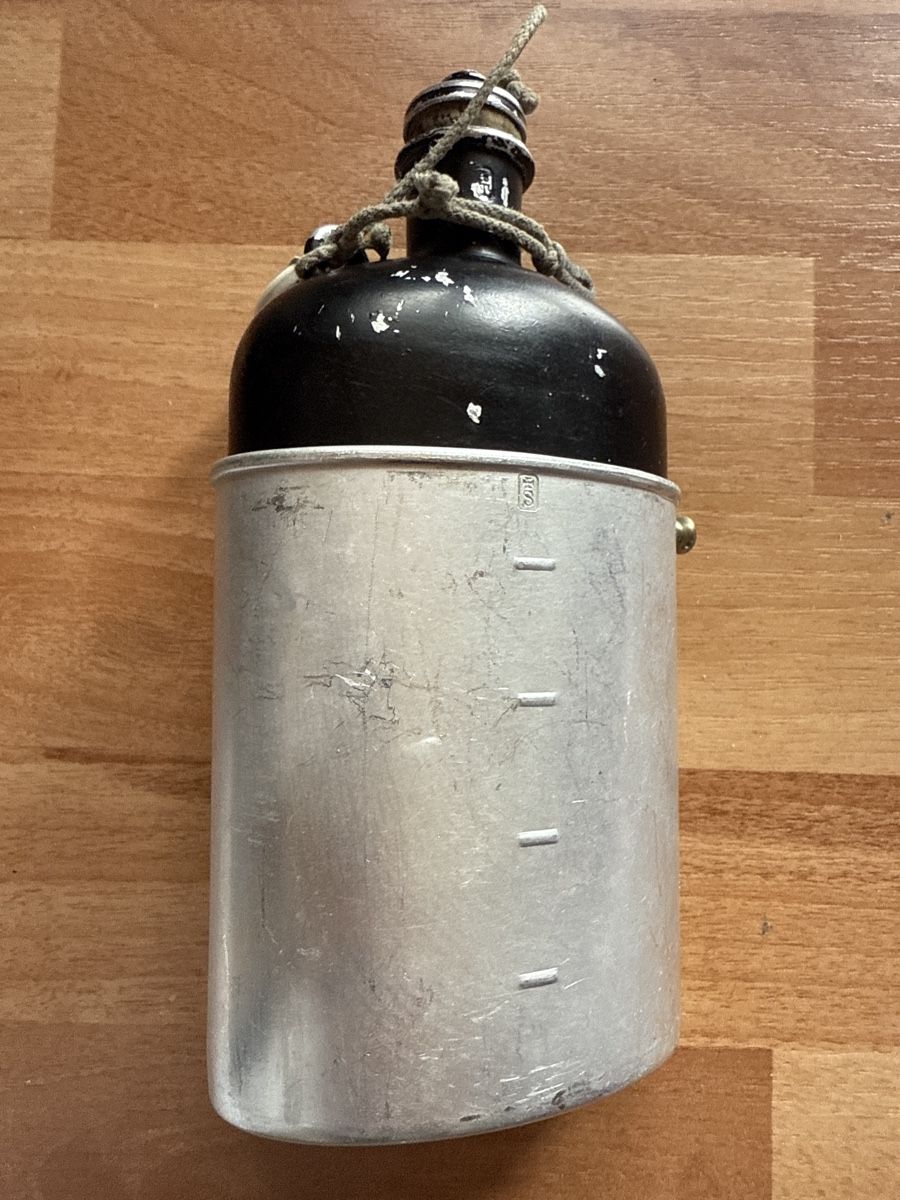 Schweizer Armee Attrezzatura & Pezzi di ricambio: Feldflasche alt mit Becher MZ1941 – Usato da Grub AR venduto da sam_rq67 1