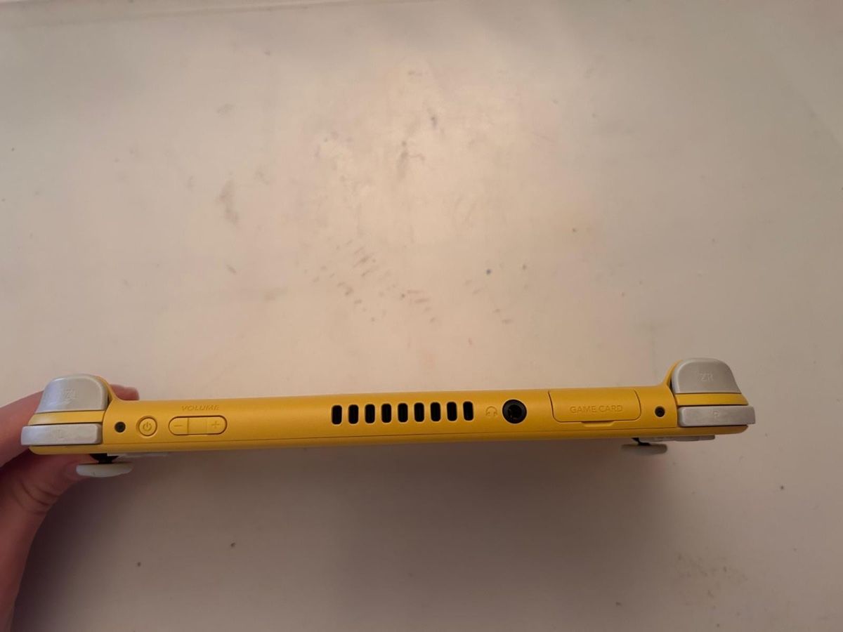 Nintendo Console: Nintendo Switch Lite (gelb) – Usato da Bern venduto da Sandra_10 1