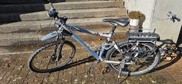 Schönes aber älteres Mountainbike mit Trekking Ausrüstung