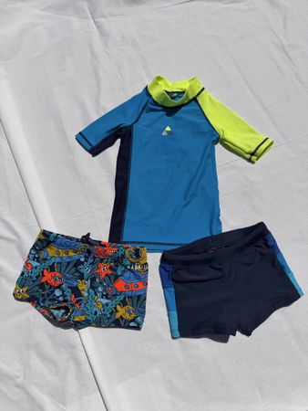 Schwimmanzug Set aus Badeshorts und UV Shirt