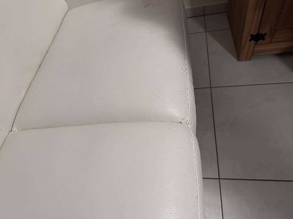 Sofas: Bequemer 2er Sofa weiss Kunstleder  – D'occasion à Hägendorf par AdlerTom 1