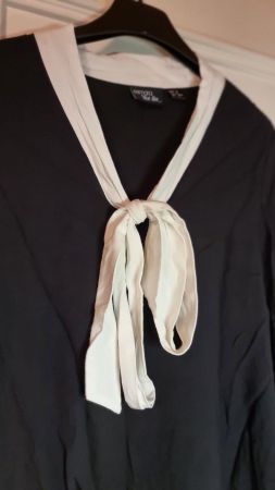 Schwarze Bluse Grösse 36/38 mit weissem Kragen - Elegant!🌺
