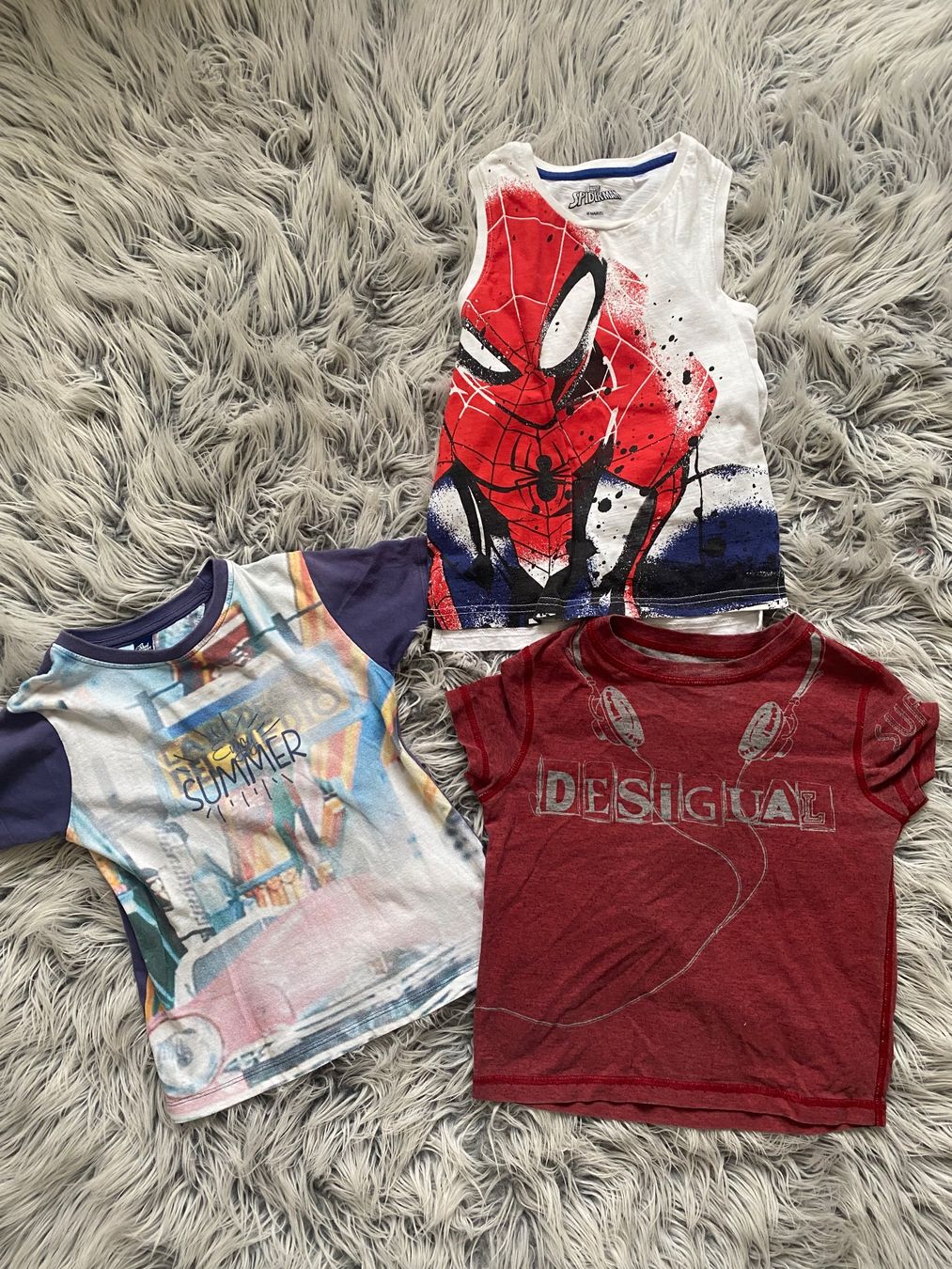 Lotti & Set di vestiti: 3 T-Shirts, Gr.104 – Usato da Vezia venduto da luce2011