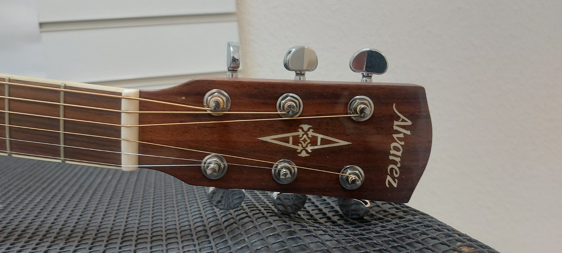 Strumenti musicali: Alvarez AD60 Solid Top Dreadnought Akustikgitarre, neuwertig – Nuovo (secondo la descrizione) da Glattbrugg venduto da Swissmusik 1
