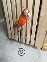 Gartendeko: Papagei auf Ständer