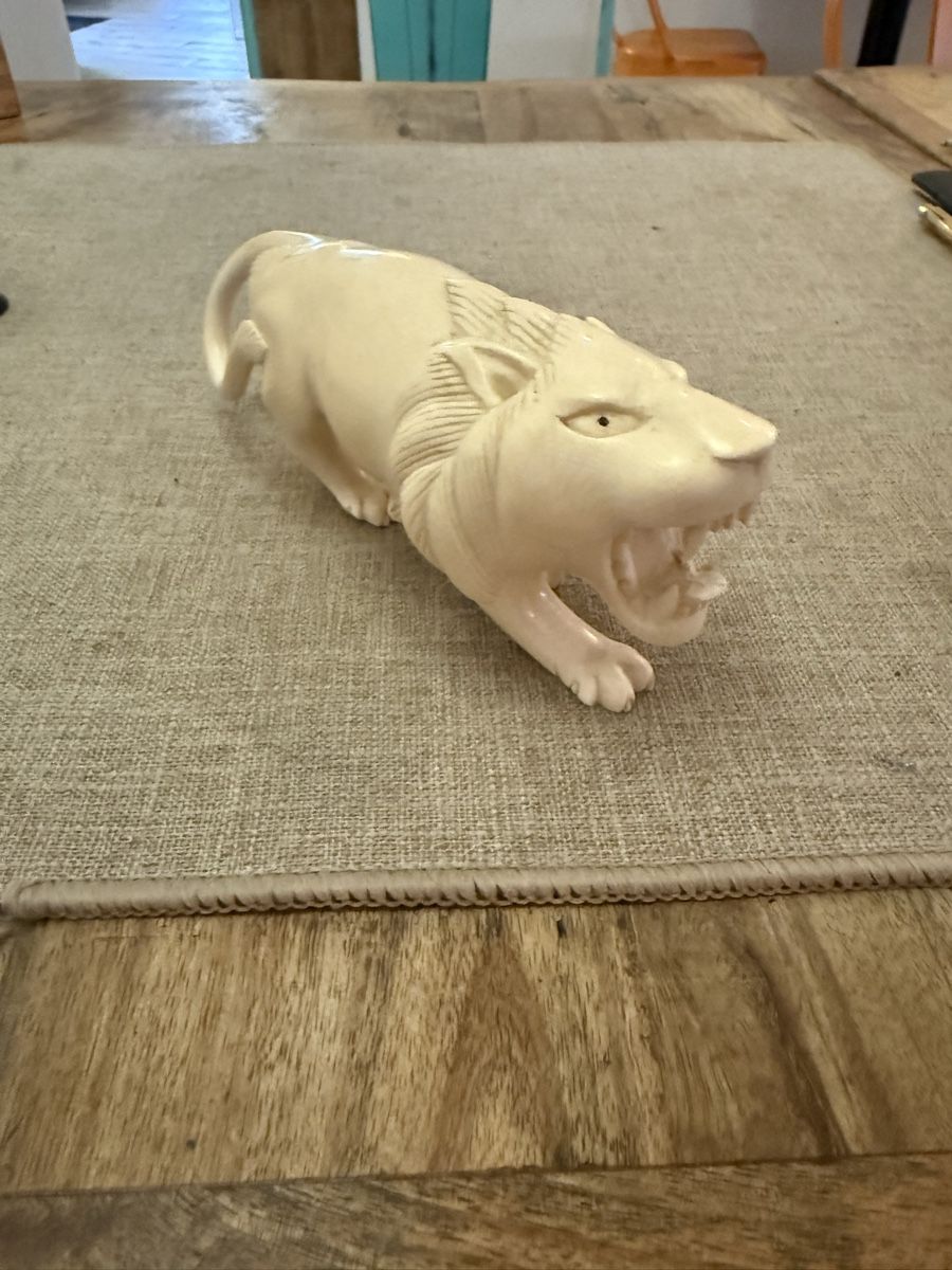 Sculture & Statue: Statuette lion sculptée  – Usato da Payerne venduto da Maylin2018 1