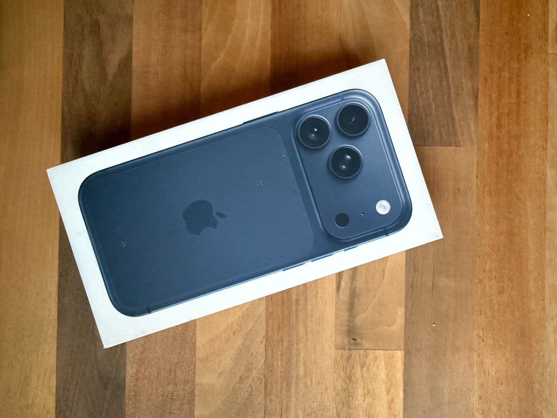 Apple Telefoni cellulari / Smartphones: APPLE iPhone 17 Pro 256 GB Deep Blue Dual SIM – Nuovo e nell'imballaggio originale da Bubendorf venduto da mclayton