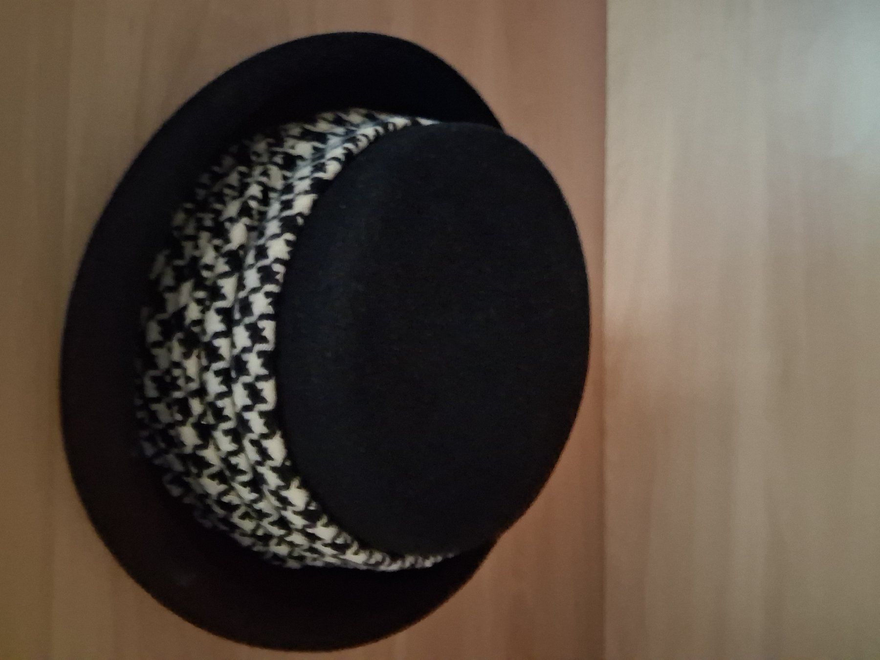 Copricapi, berretti & cappellini: Cappello  da donna  vintage in feltro nero – Usato da Lugano venduto da pos_dg9p 1