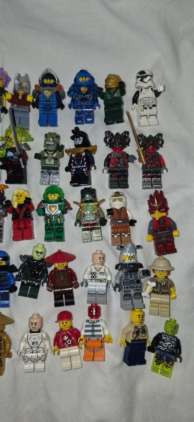 Lego Spielzeuge: LEGO Paket mit 52 Minifiguren – Gebraucht aus Horriwil von Hibiskus73 2