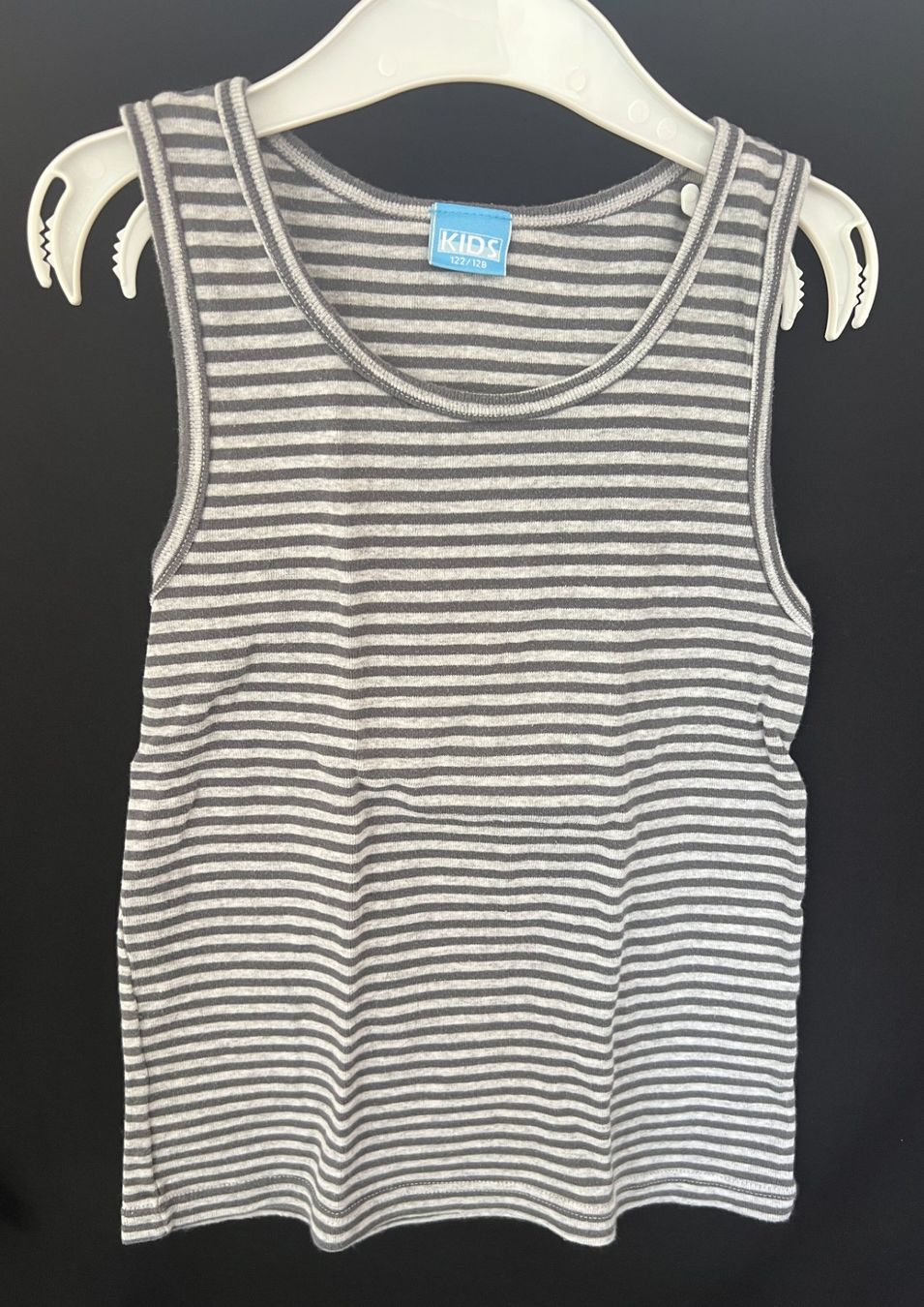 Blusen, T-Shirts & Tops: 2 Träger-Shirts Grösse 122/128 – Gebraucht aus Zürich von Drahtzug