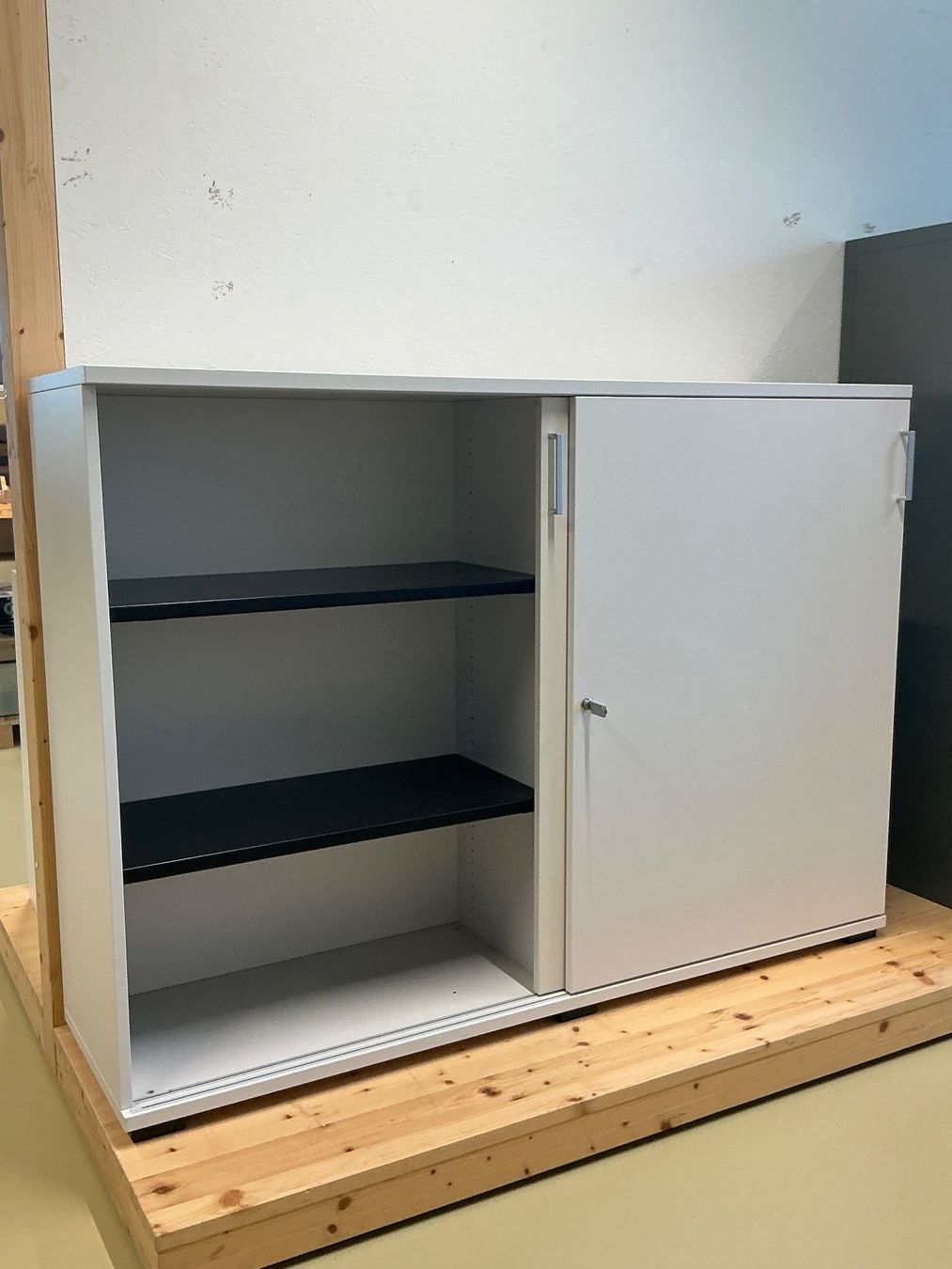 Cassettiere: Kommode mit Schiebetüren abschliessbar – Usato da Zug venduto da Bauteile-Zug 2