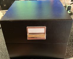 Briefmarken-Box mit verschiedenem Inhalt: AKs, Kleinbogen ..