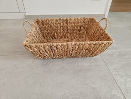 Geflochtener Korb mit Henkeln