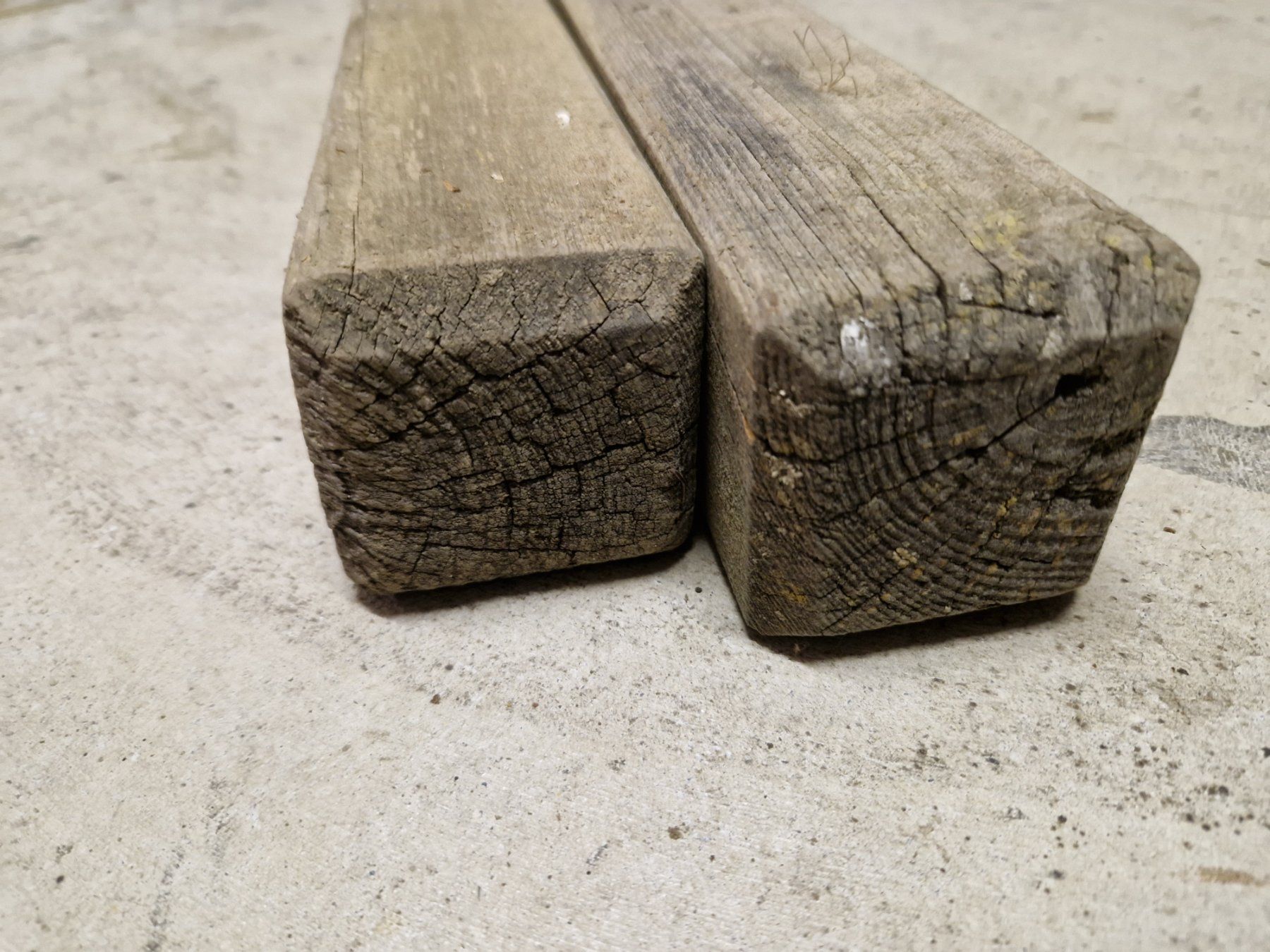 Articoli in legno: 2 Stk.Holzpfosten 130cm vierkant – Usato da Münsingen venduto da Geeskile