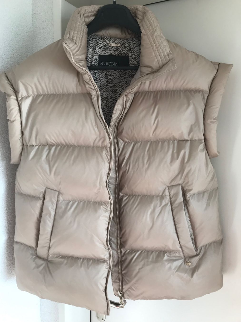 Marc Cain Gilet & Giacche senza maniche: Marc Cain Daunenweste, GoldBeige/hellcamel/warm stone, Gr. 3 – Usato da Niederteufen venduto da mix18 2