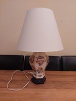 Vintage Tischlampe mit Blumendekor, Porzellan und Holzfuss