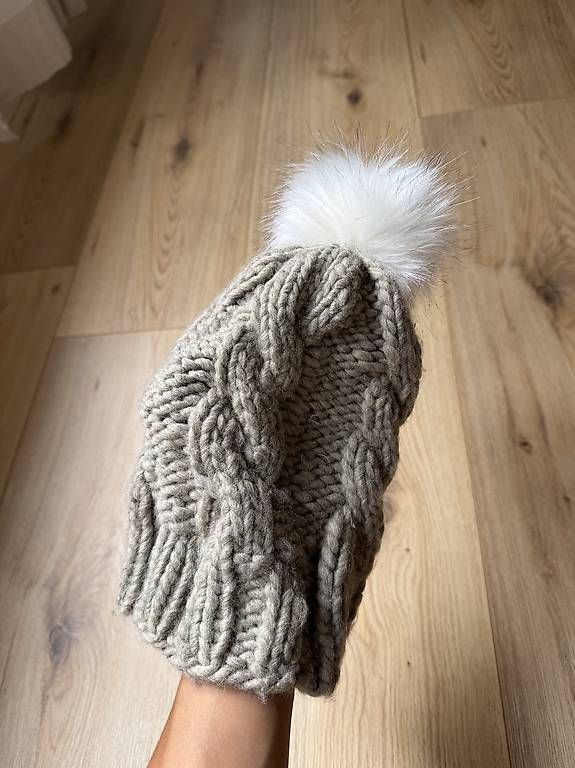 Copricapi, berretti & cappellini: Mütze beige/grau selbstgestrickt – Nuovo e nell'imballaggio originale da Aadorf venduto da mar_l5n2 1
