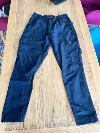Cargo Hose Ellesse schwarz mit Gürtel Grösse S gebraucht