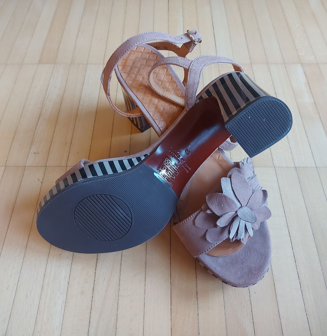 Chie Mihara Scarpe da donna: Chie Mihara Sandalen, beige, Gr. 39 – Nuovo (secondo la descrizione) da Oberengstringen venduto da PaolaDe 2