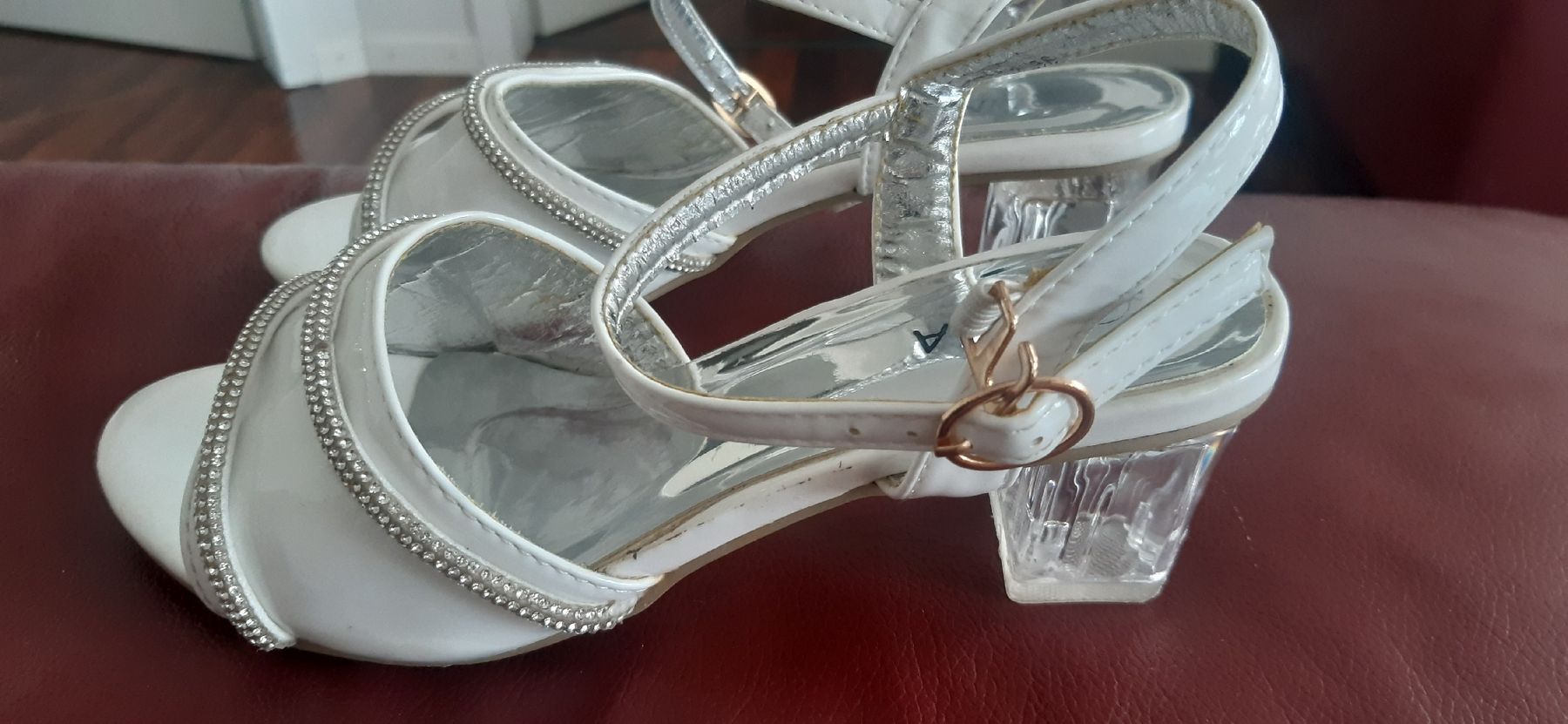 Scarpe per ragazze: Weisse Mädchen Sandaletten mit Strass, Grösse 36 – Usato da Gretzenbach venduto da LSXS 1