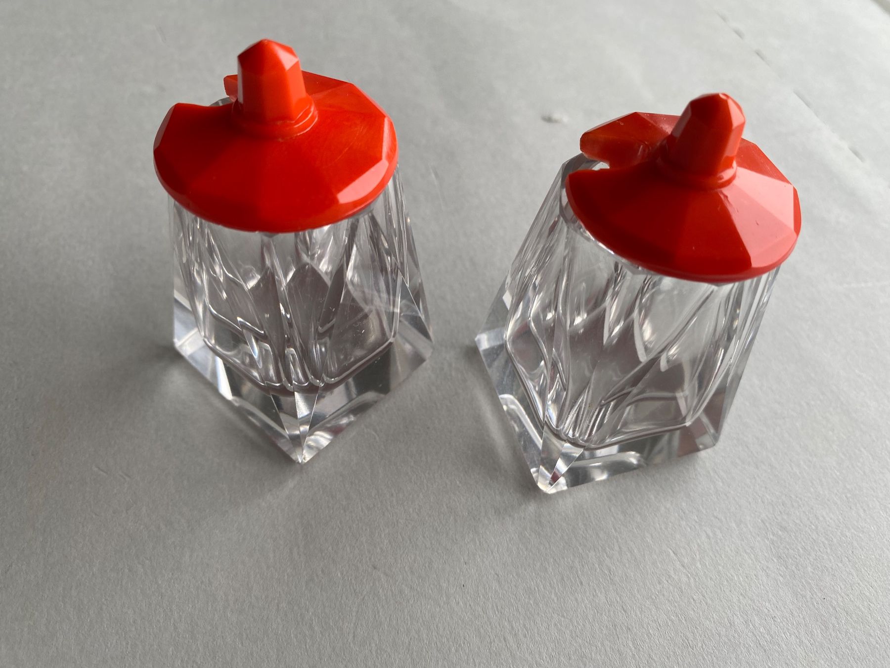 Flacons: Zwei ART DECO Salt & Pepper Flacons mit Bakelit Deckel – Gebraucht aus Zürich von lesgarcons