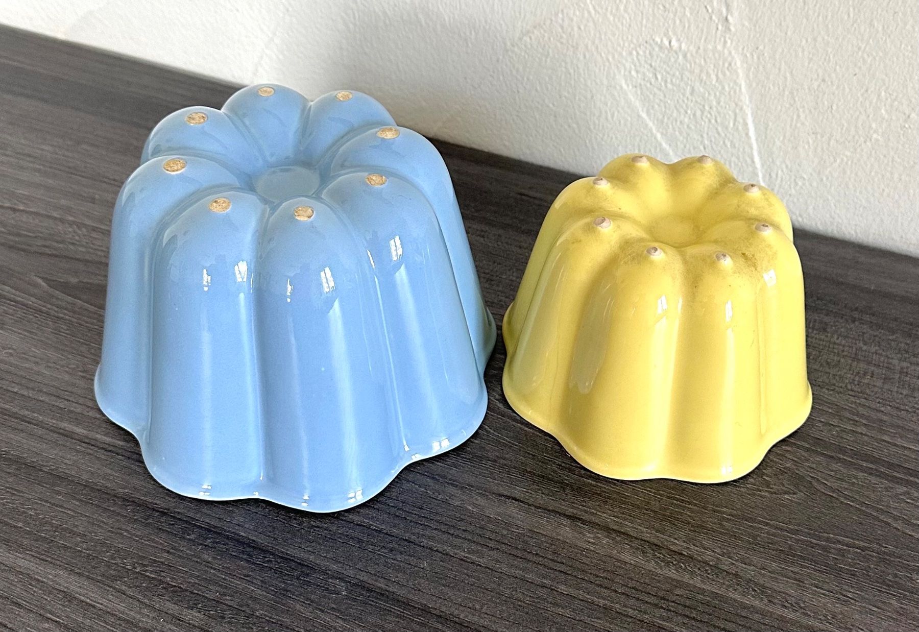 Rössler Ciotole: 2 Rössler Pudding Form, Blau & Gelb,   Ø 17/12 cm – Usato da Zürich venduto da brazerola