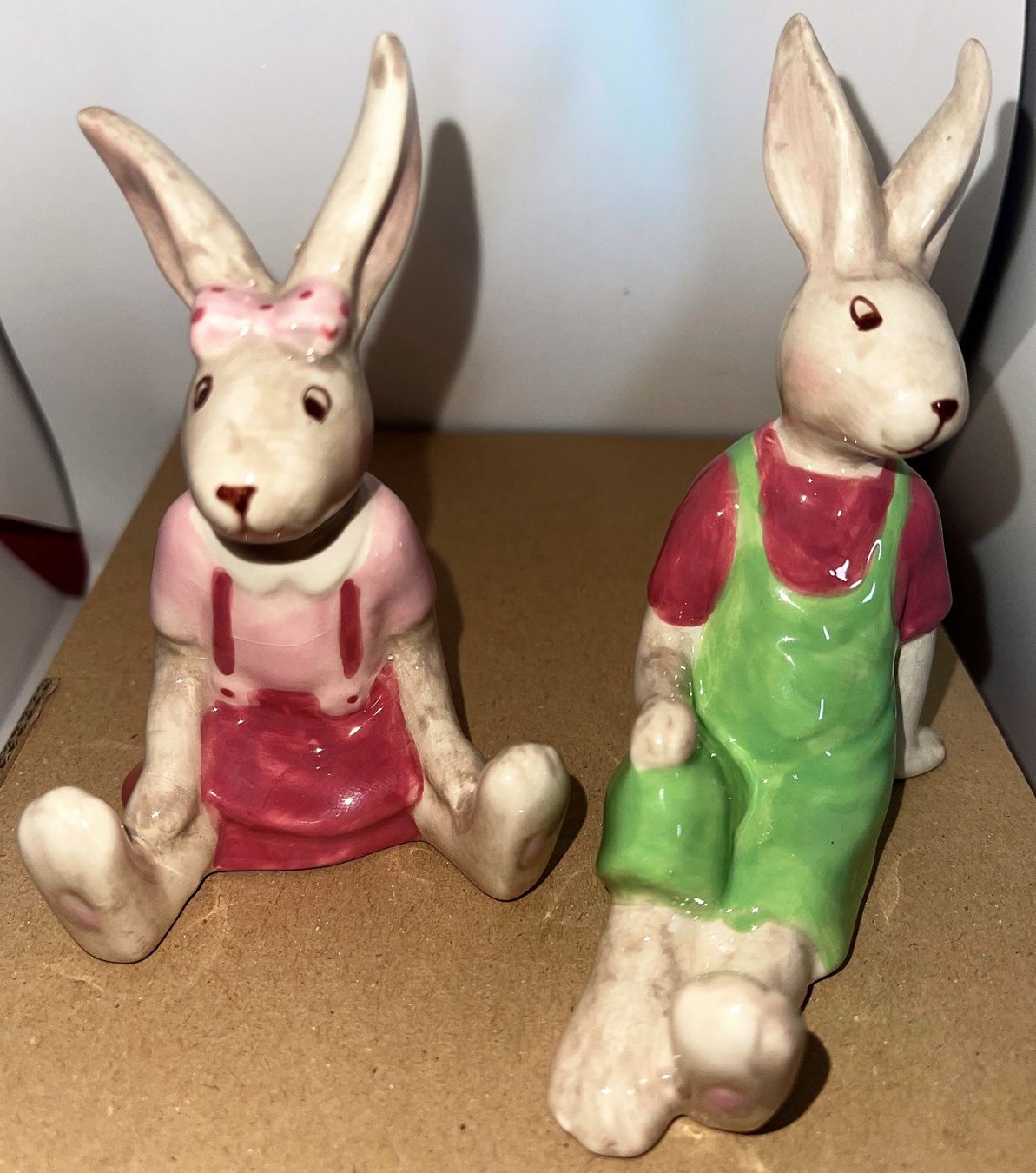 Figuren: Osterhasenpaar sitzend aus Keramik Nr. 4 – Neu (gemäss Beschreibung) aus Lutzenberg von Truhe 1